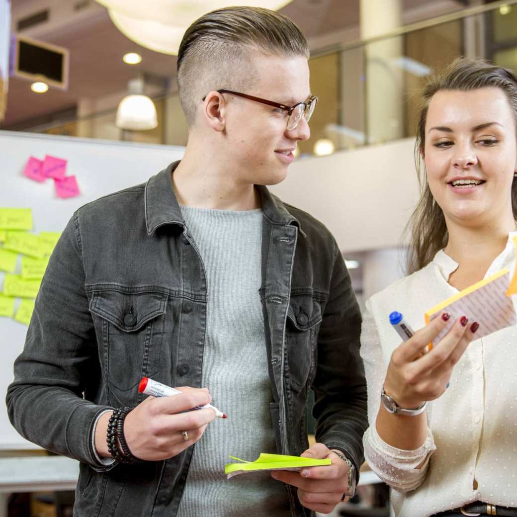 innovation studenten met sticky notes