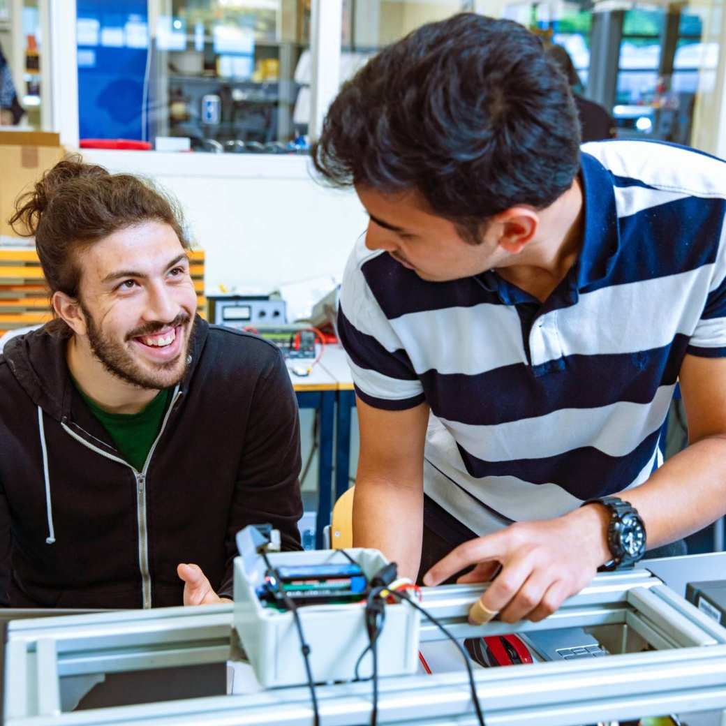 studenten werken aan project