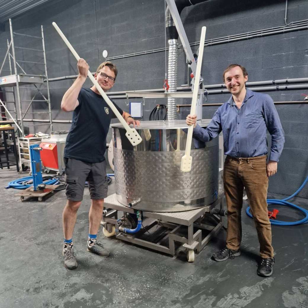 Brouwproces van het AI-biertje HANzapay voor de installatie van lector Erwin Folmer. Onno Huijgen en Erwin bij de bierton.