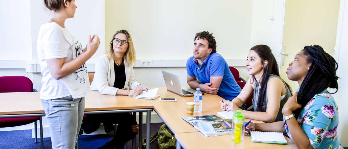 studenten luisteren naar docent