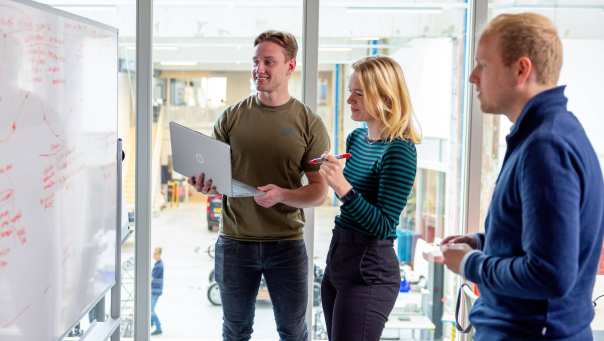 Studenten zijn aan het samenwerken en overleggen in een van de projectruimtes bij HAN Connectr op het IPKW