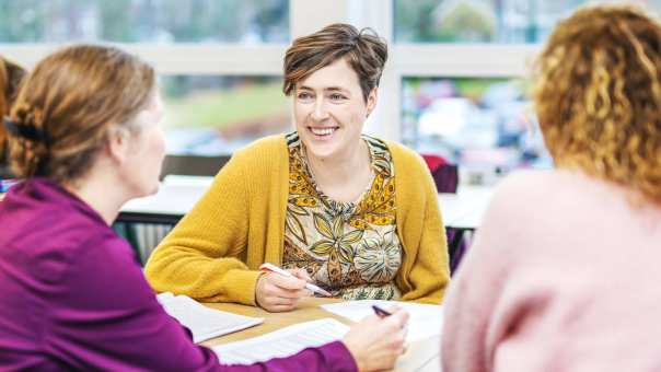 Overleg van een drietal studenten tijdens de les onderzoek van de Master Advanced Nursing Practice (MANP) op de Groenewoudseweg 1 in Nijmegen.