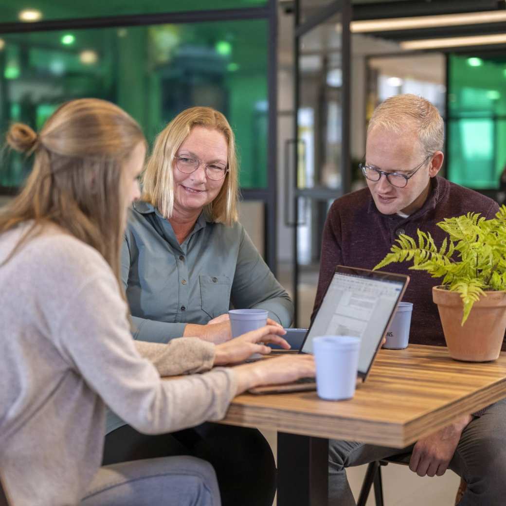 Drie deeltijdstudenten drinken koffie in de HANgar.