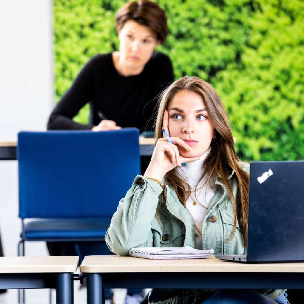 masterstudenten volgen les op campus