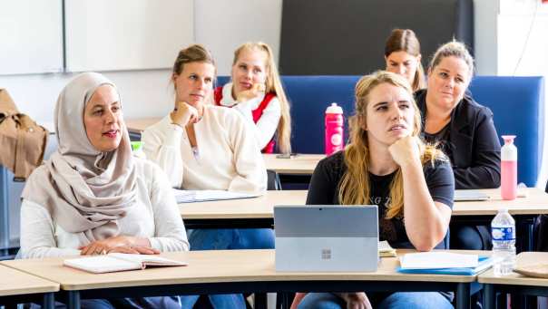 Studenten van de master pedagogiek volgen een les op de groenewoudseweg