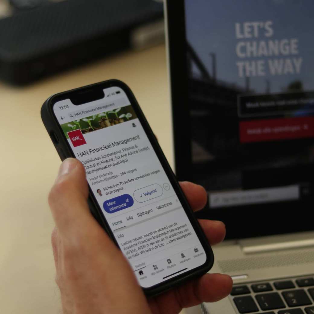 LinkedIn-pagina Financieel Management op een smartphone