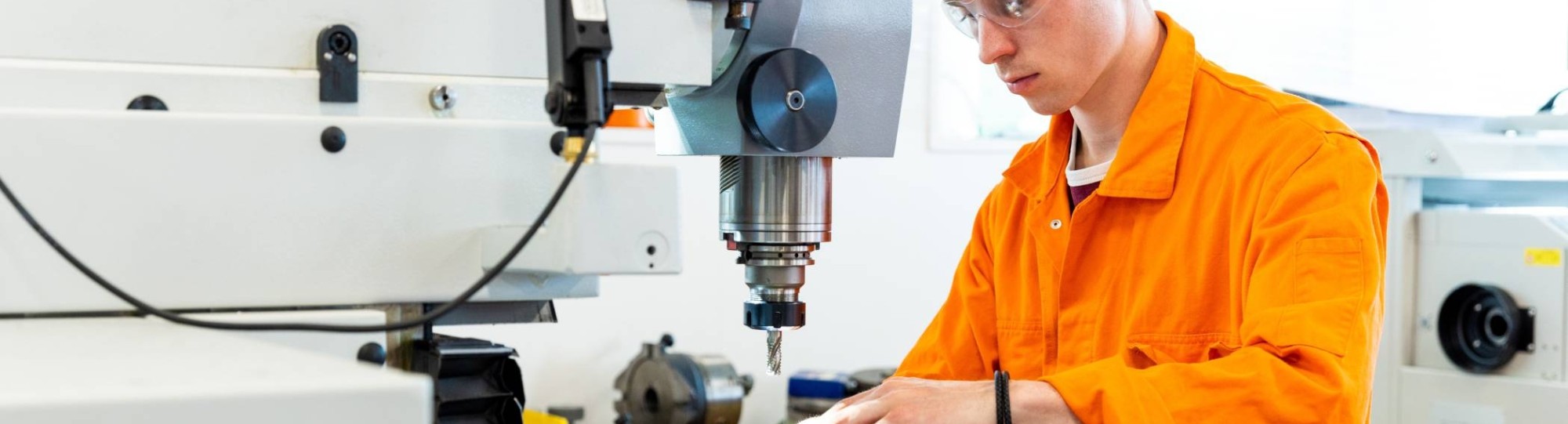 Mechanical Engineering - Werktuigbouwkunde - student working behind a machine in the lab