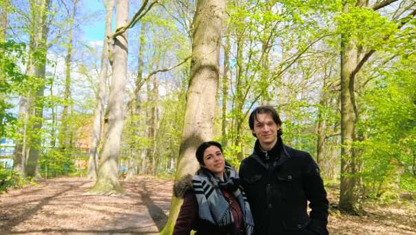 Raneem en Thijs in het bos