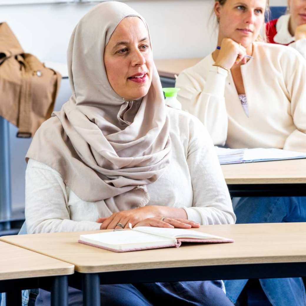 Studenten van de master pedagogiek volgen een les op de groenewoudseweg