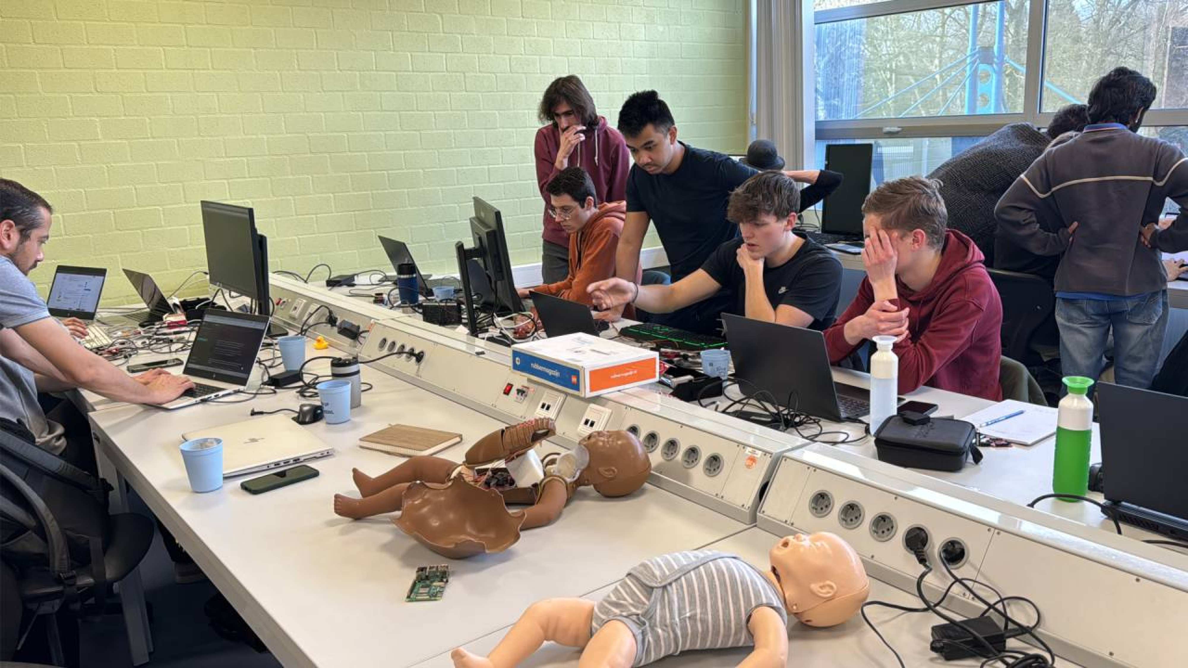 Sfeerbeeld van de hackathon voor het Utrechts UMC Wilhelmina Kinderziekenhuis als afsluiting van een semester  programmeren bij Embedded Systems Engineering tijdens de Event Week van HAN Engineering en Automotive