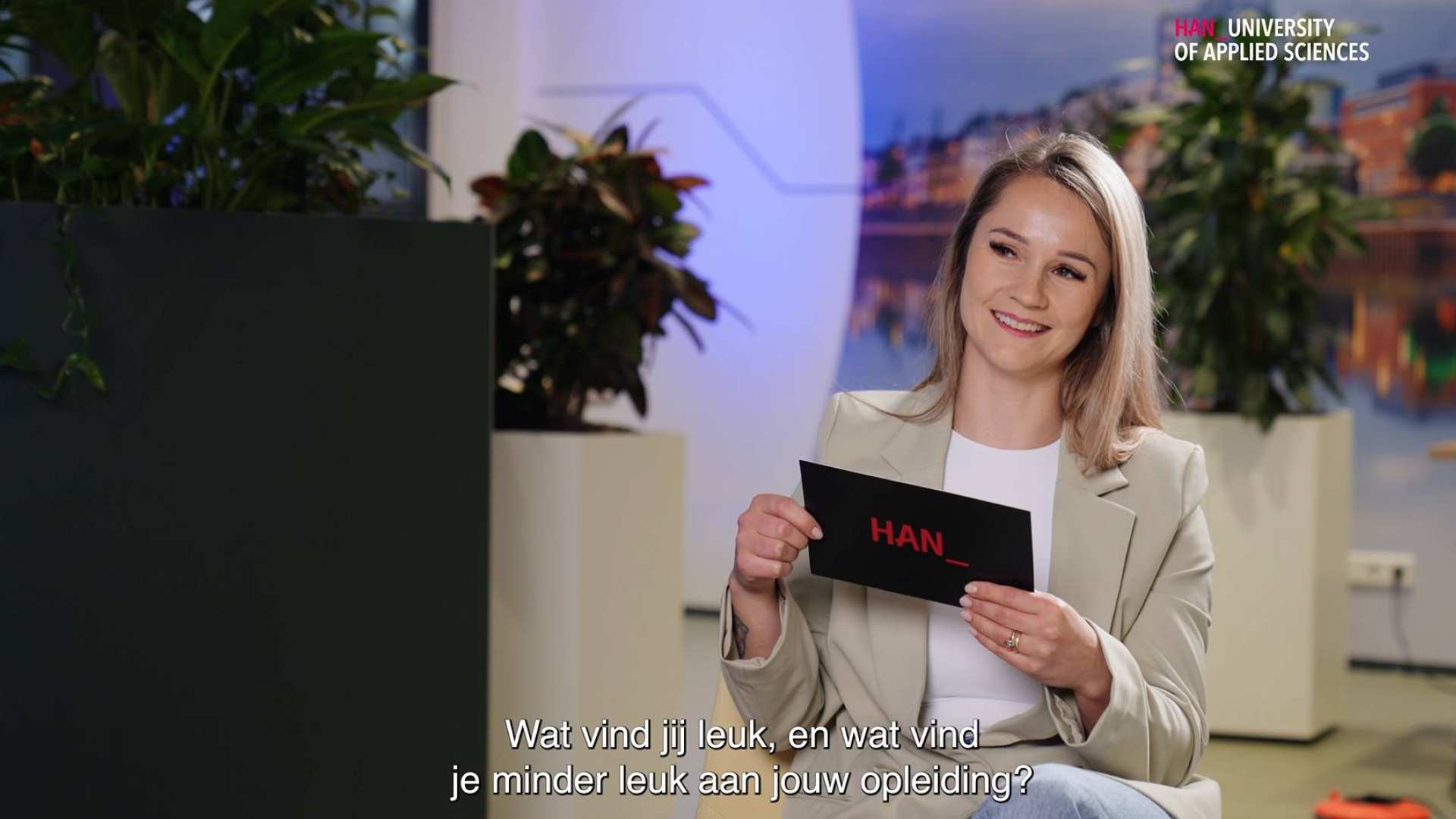 Twee studenten commeciële economie deeltijd/duaal in gesprek over hoe de opleiding hen bevalt. 