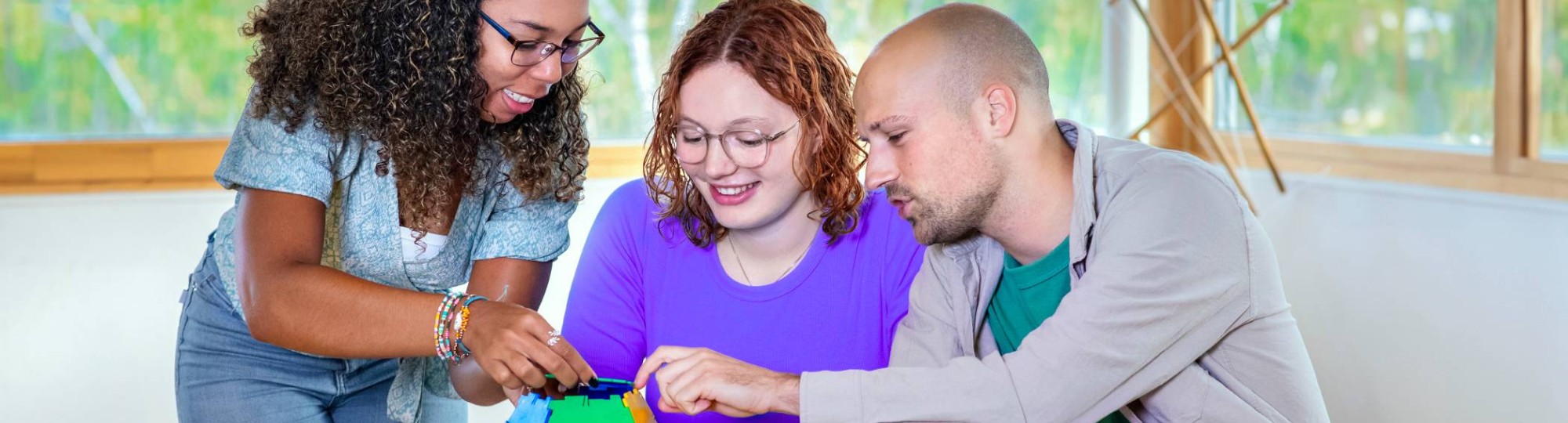 Twee wiskunde studenten schuiven gekleurde ringen in elkaar in het klaslokaal.