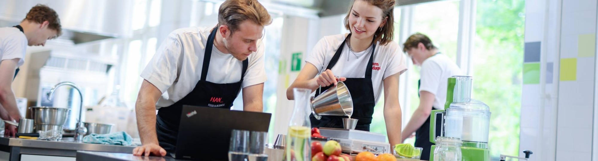 2 studenten van de opleiding Food and Business aan het koken