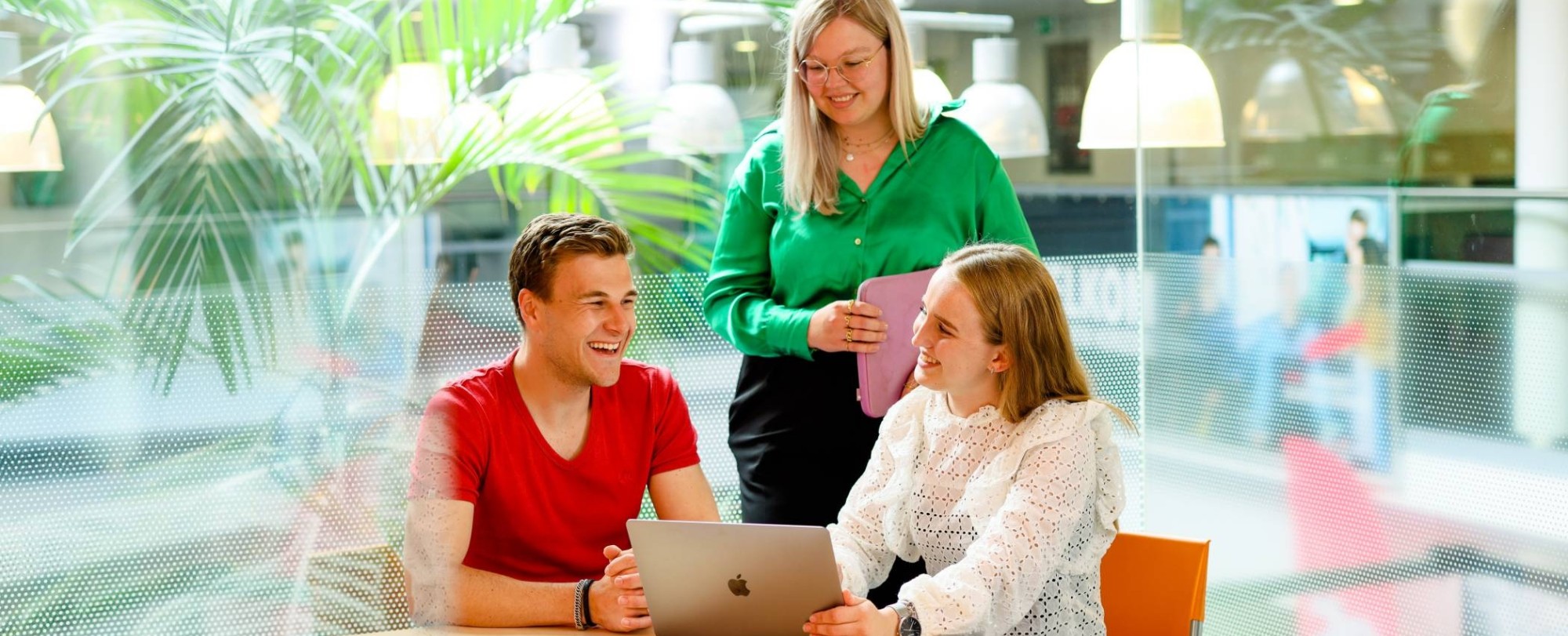 3 studenten van de opleiding human resource management (hrm) aan het werk in Nijmegen