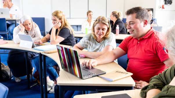 Studenten van de master pedagogiek volgen een les op de groenewoudseweg