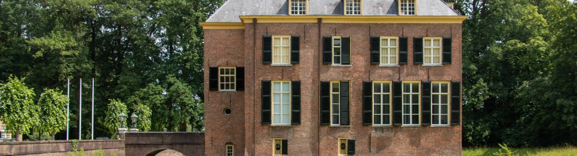 Gebouw kasteel Neerijnen met vijver voor transformeren en herbestemmen