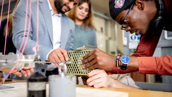 Werktuigbouwkunde studenten monteren een plaat op een staaf.