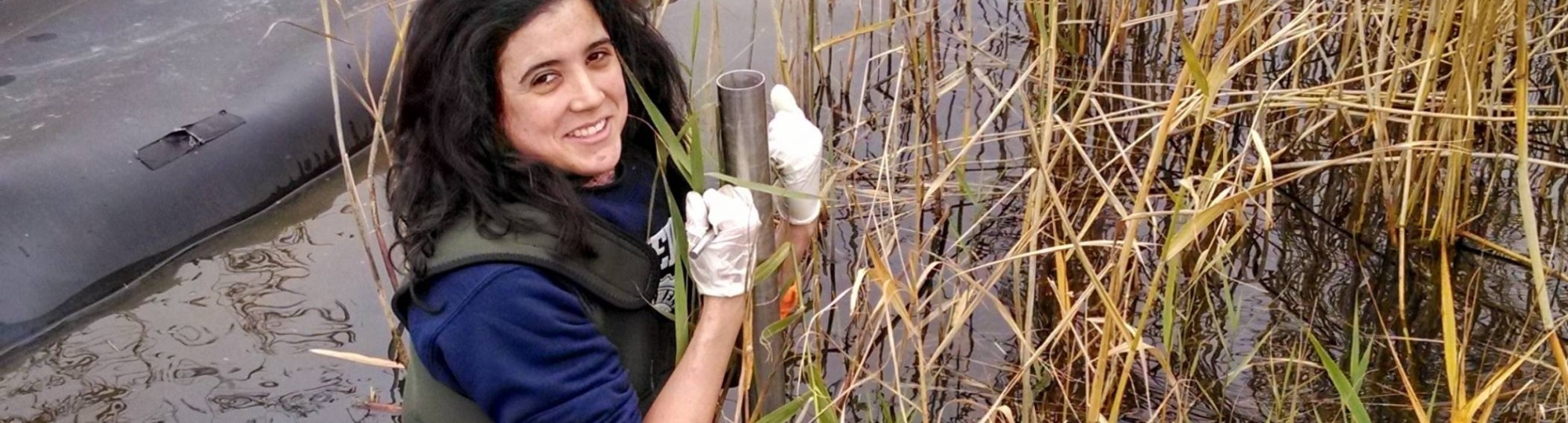 Onderzoeker bij het Lectoraat Sustainable River Management Maria Barciela Rial bij de Klijperij voor het project Eems-Dollard