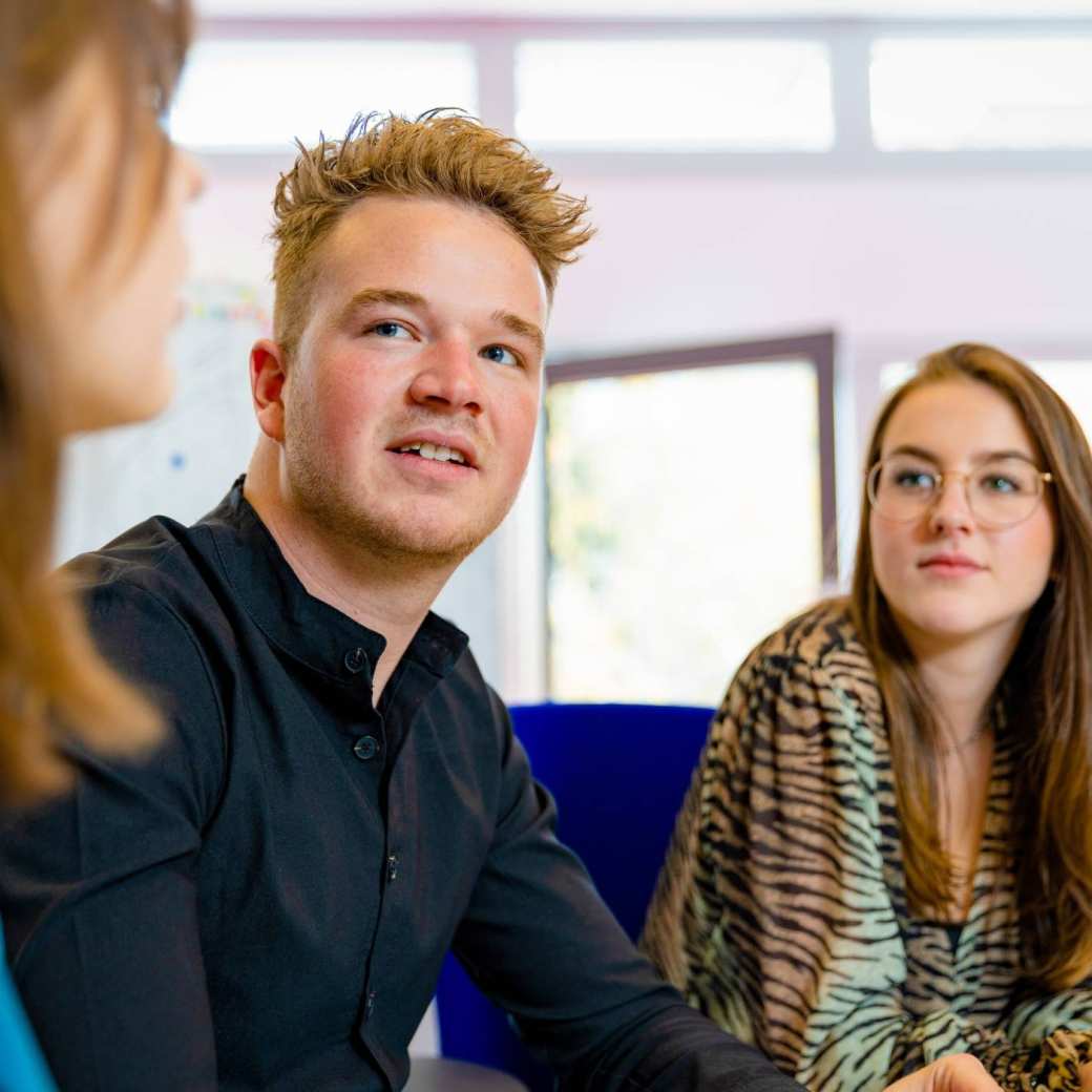 Learning and Development in Organisations voltijd, L&D, foto 4907, gesprek studenten in de studio