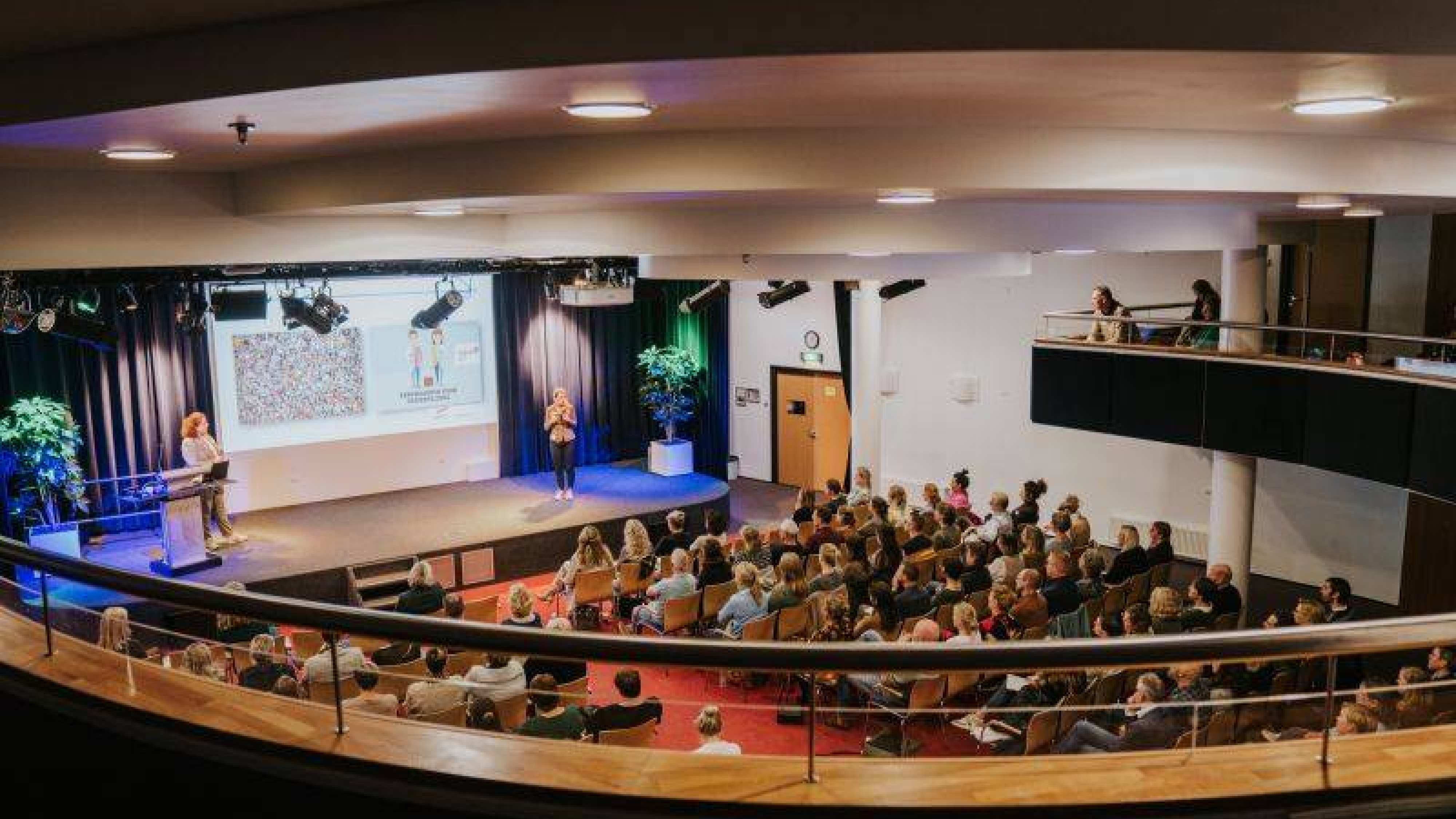 Lilian Vloet, lector Acute Intensieve Zorg, HAN, en Hester Vermeulen, hoogleraar IQ healtcare, Radboudumc, openen het verpleegkundig congres Over de Bogen