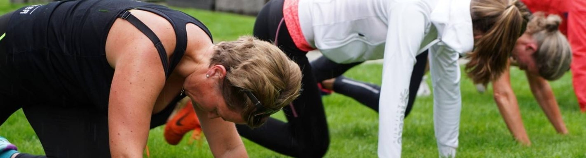 Mensen sporten buiten op een grasveld