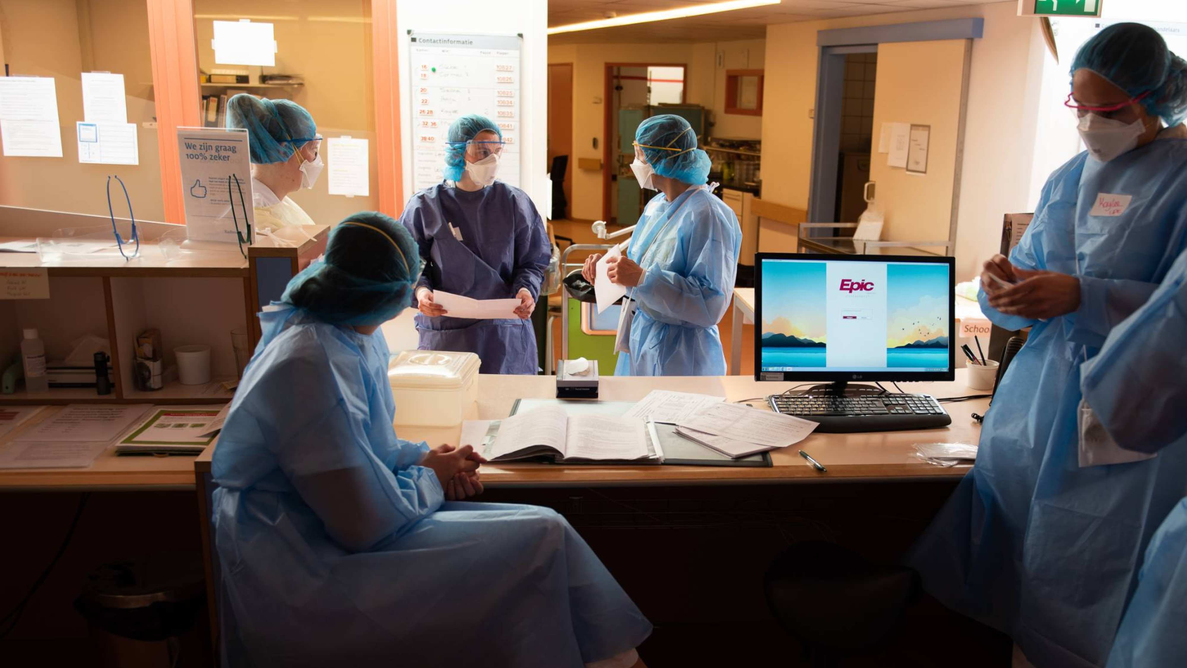 in het Radboudumc. Overleg bij de balie. Toestemming verleend door Pauline Dekhuijzen, namens Radboud UMC