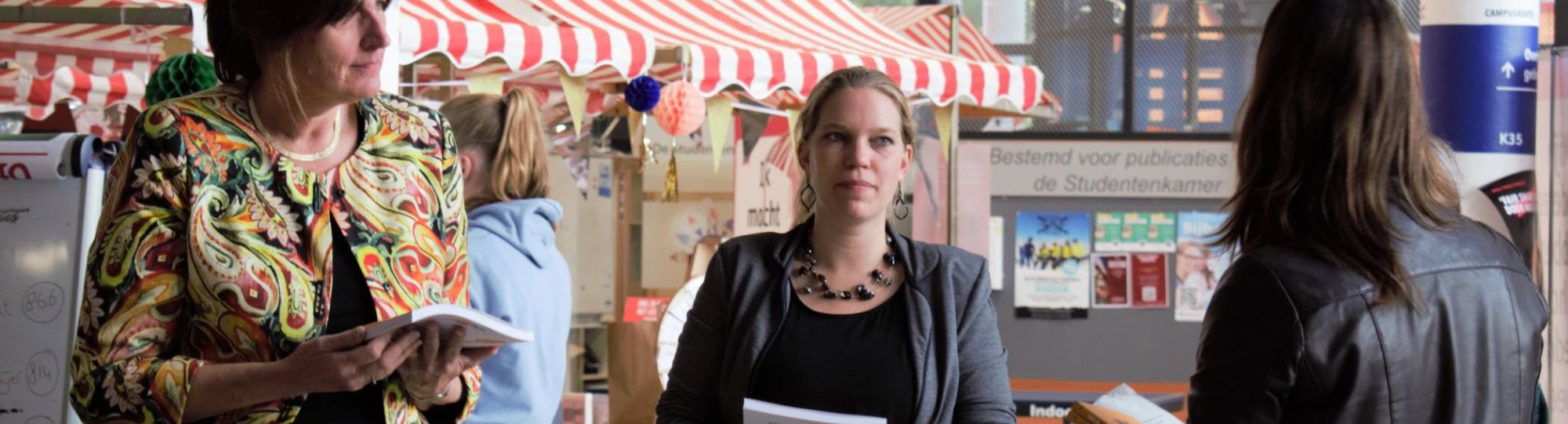 Week tegen Armoede 2021, uitreiking boek door Miranda Laurant aan wethouder Nijmegen Petra Molenaar met op de foto ook Judtih Hermelink van Sam& voor alle kinderen. Voor bij nieuwsbericht. Op de Kapittelweg  