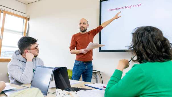 De leraar geeft les aan studenten. 