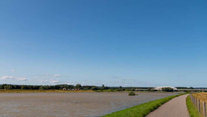 Hoogwater bij een dijk aan een rivier