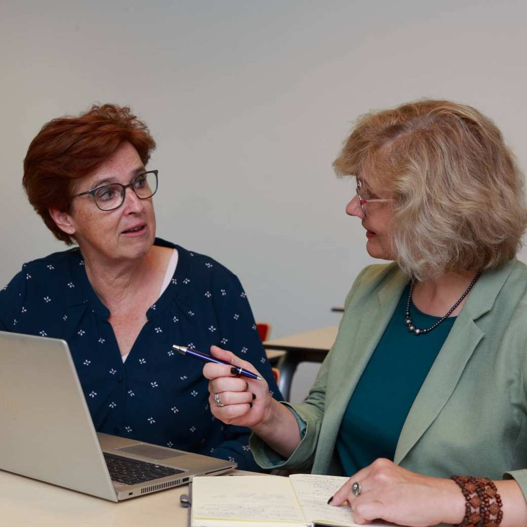 Cursisten Anna Czerednik en Elly van der Zwart werken samen aan hun theorie.