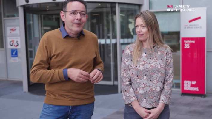 Videostill van video met Sander Berendsen en Carlijn van Diepen over onderzoek van het Lectoraat Responsief beroepsonderwijs