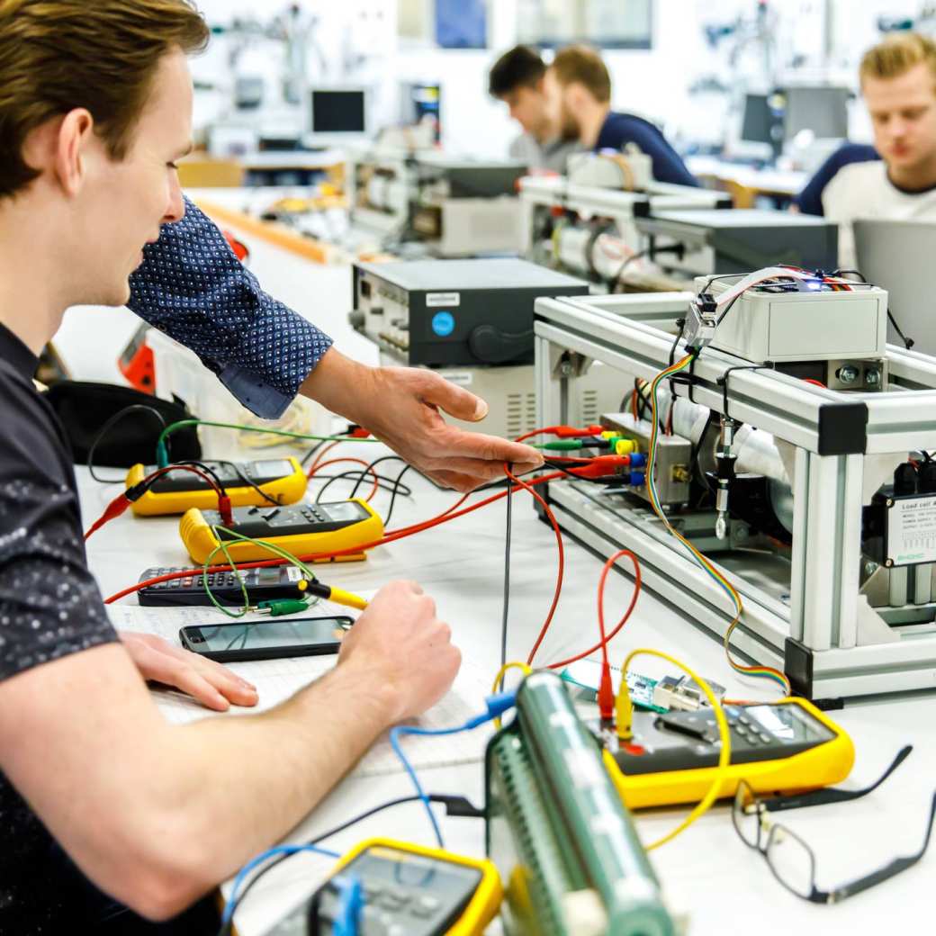 Studenten in leslokaal elektro practicum