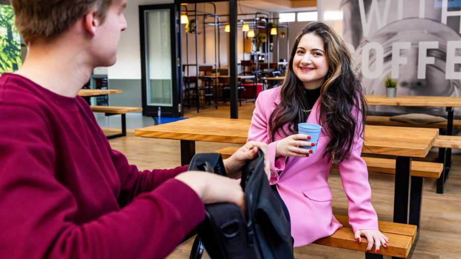 Studenten Human Resource Management (HRM) zitten bij cafe The Brew op de HAN campus in Nijmegen