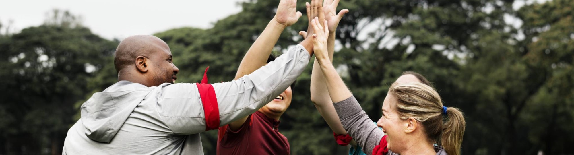 Mensen maken high five, samen pijn de baas, health