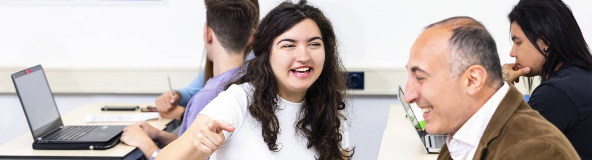 student in gesprek met docent