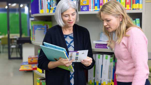 Student en docent in bibliotheek