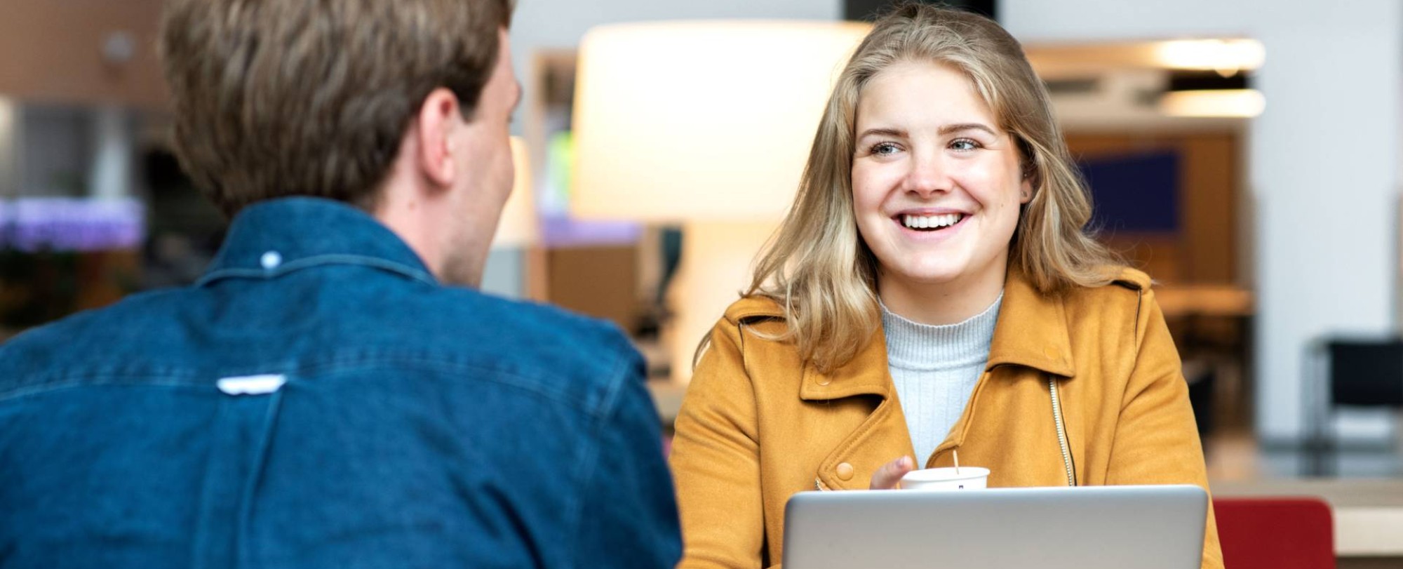 Kapittelweg 33 Nijmegen Ergotherapie studeren hbo opleiding studenten kantine met laptop