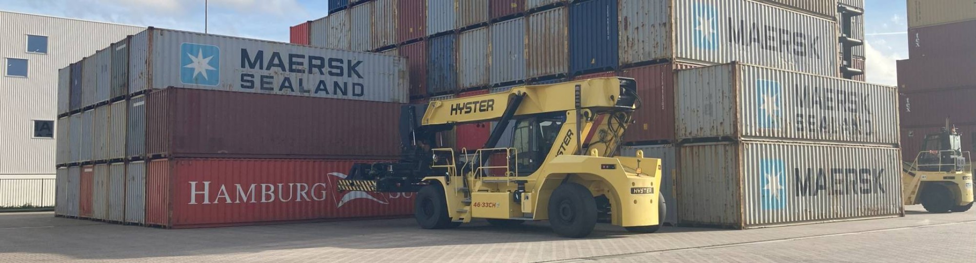 Zeecontainers waarvoor heftruck van Hyster Yale staat