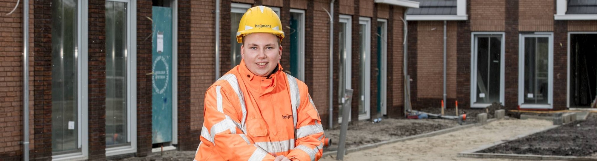 william weideveld, afstudeerder civiele techniek, in oranje veiligheidskleding