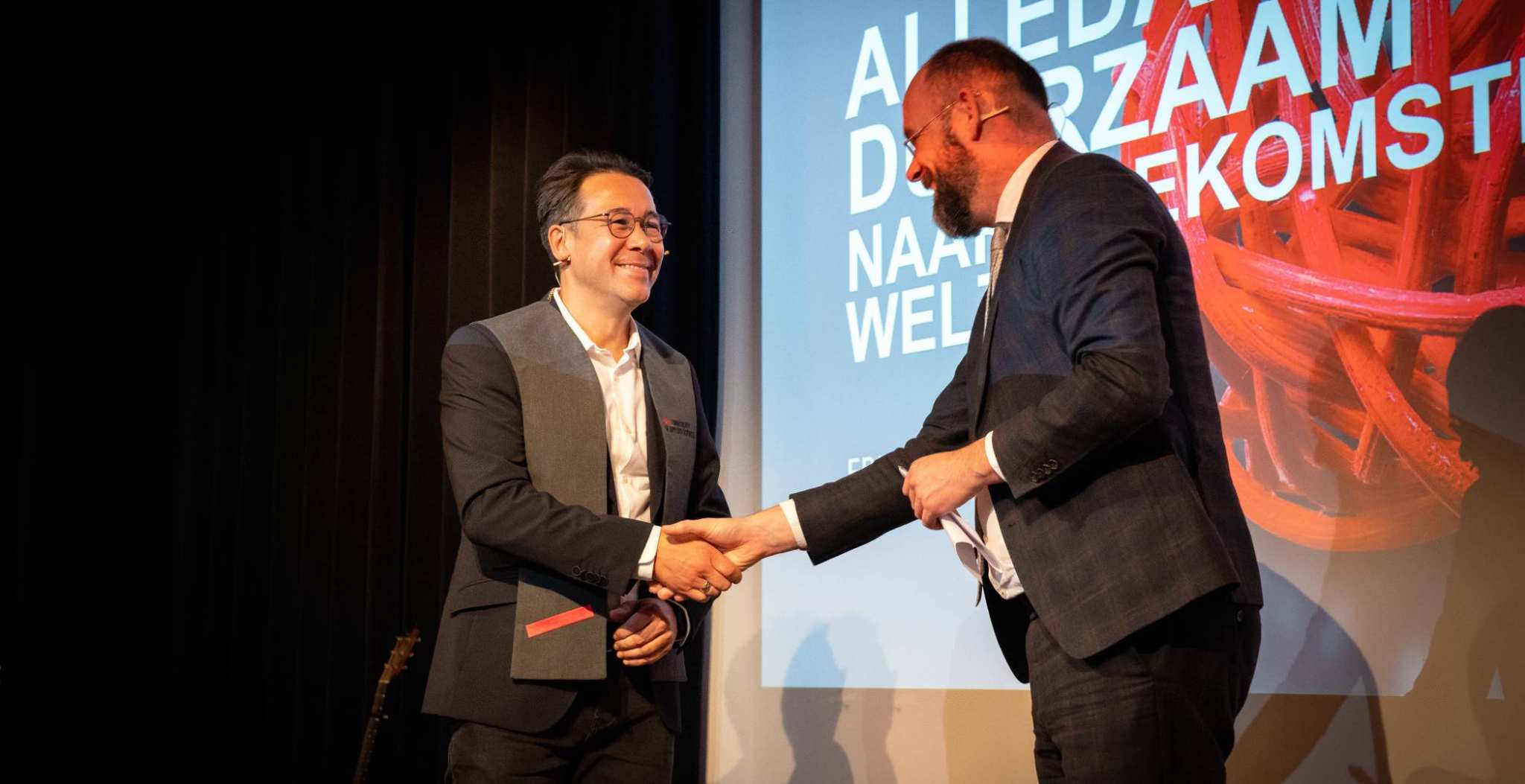 Rob Verhofstad, voorzitter College van Bestuur van de HAN, installeert Lector Erik Jansen