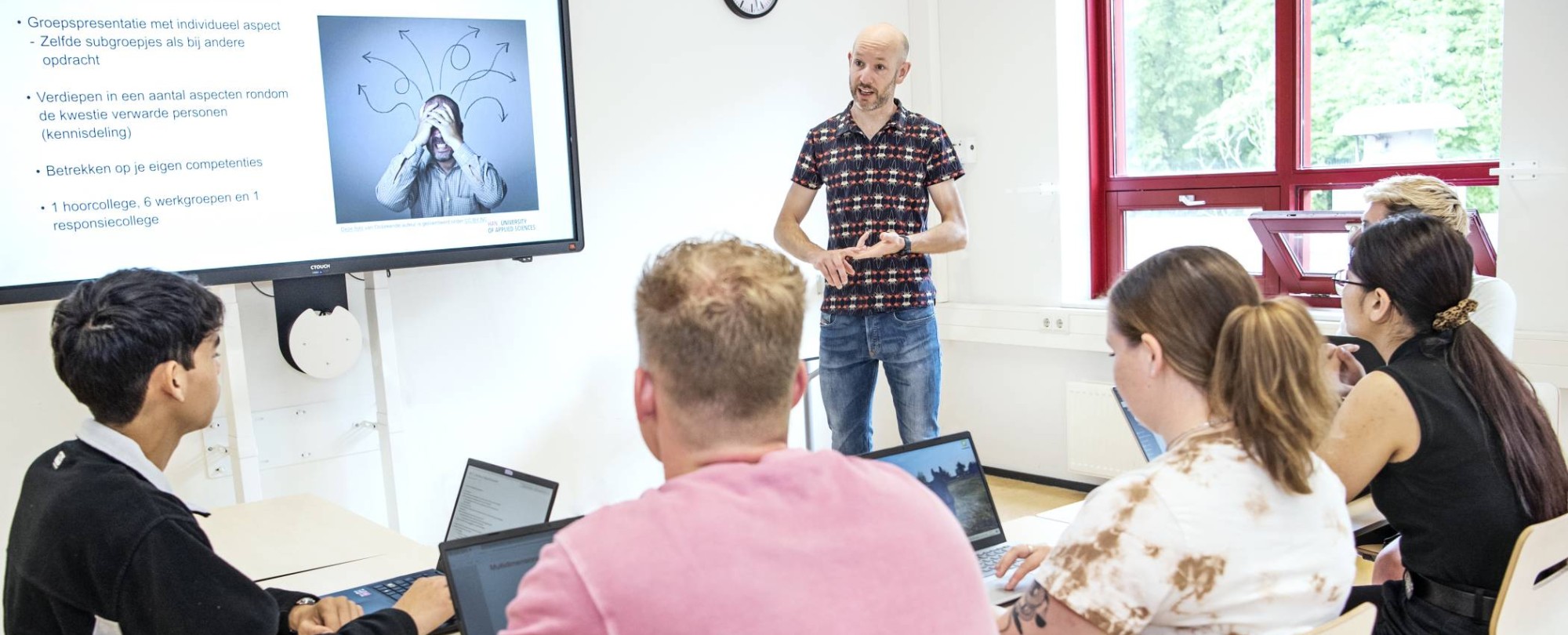 Studenten in klaslokaal met docent