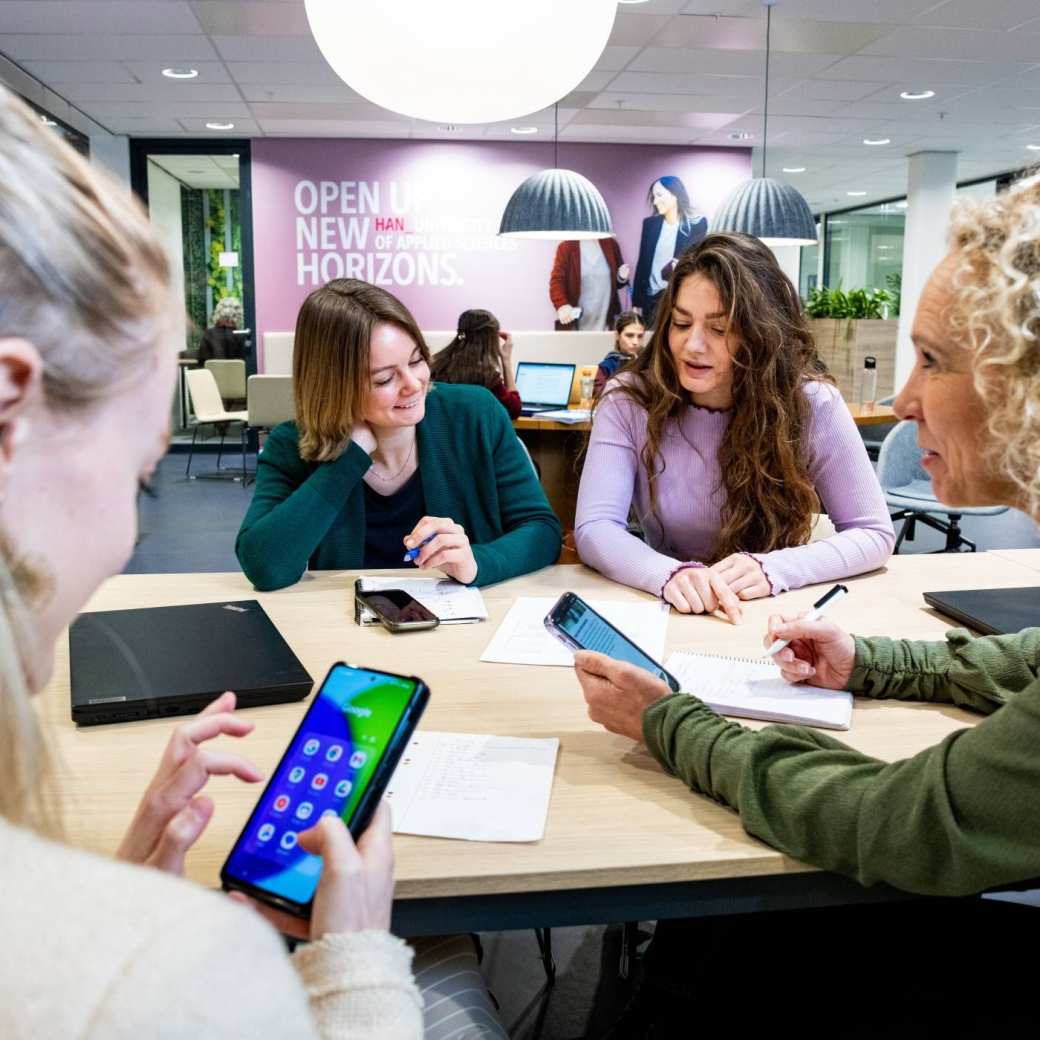 Twee studenten van de Ad Logistiek met elkaar in gesprek