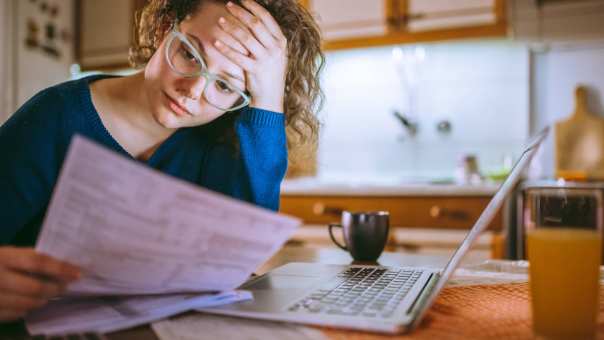 Foto van een vrouw die haar administratie doet in haar keuken voor projectpagina Associate lectoraat Sustainable Finance & Tax