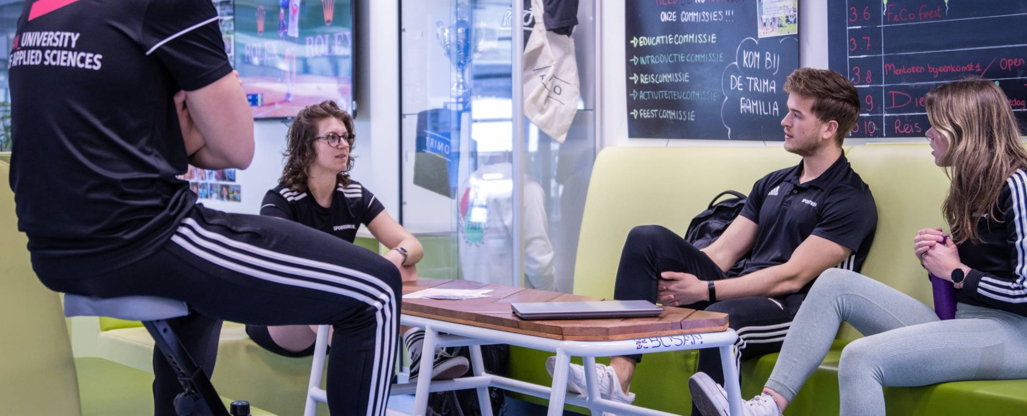 Sportkunde studenten zitten te kletsen op de HAN in de mixed zone