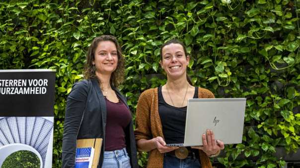 fiona verbrugge en maaike diks voor de groene wand bij de opleiding bouwkunde