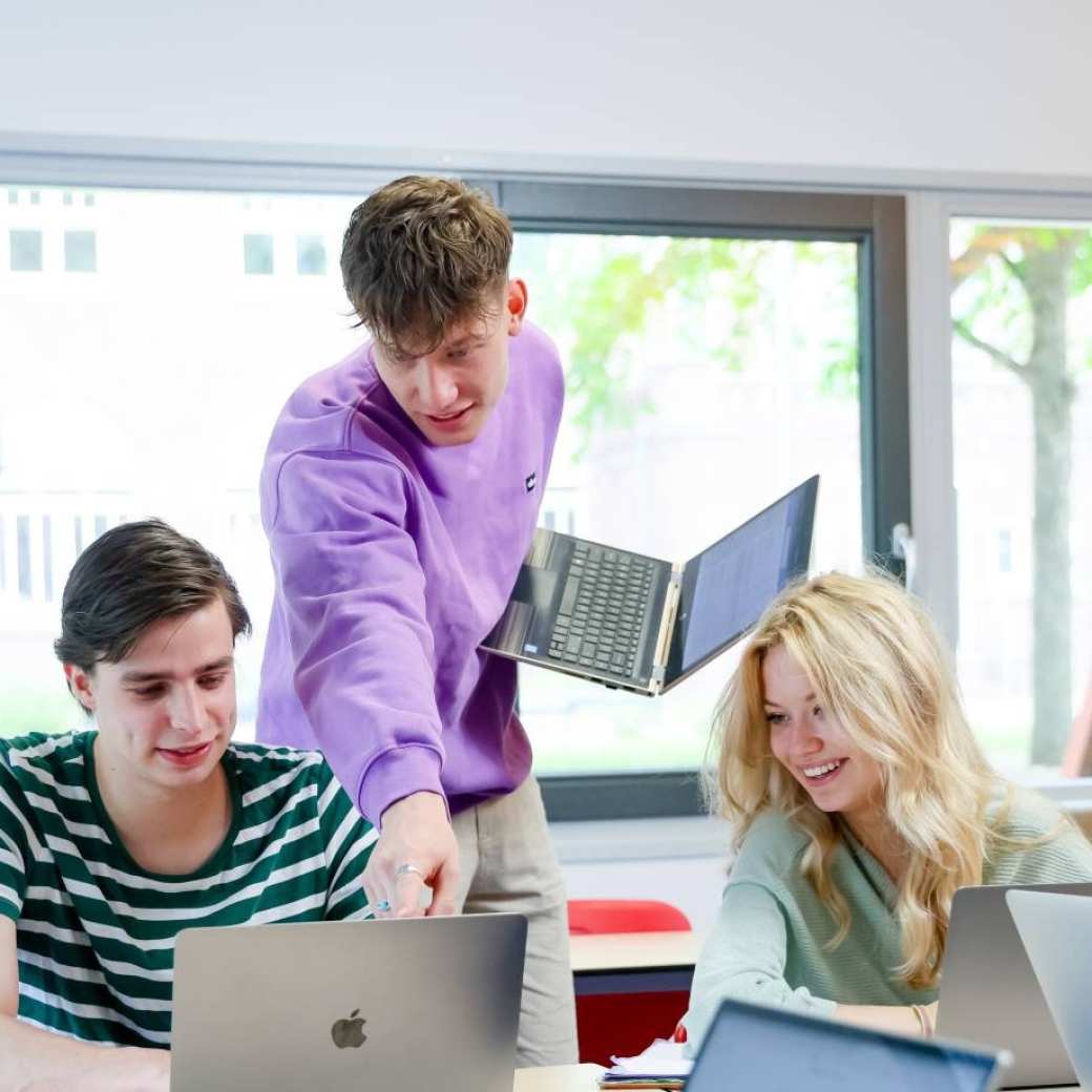 Studenten hbo Bedrijfskunde werken aan een praktijkopdracht