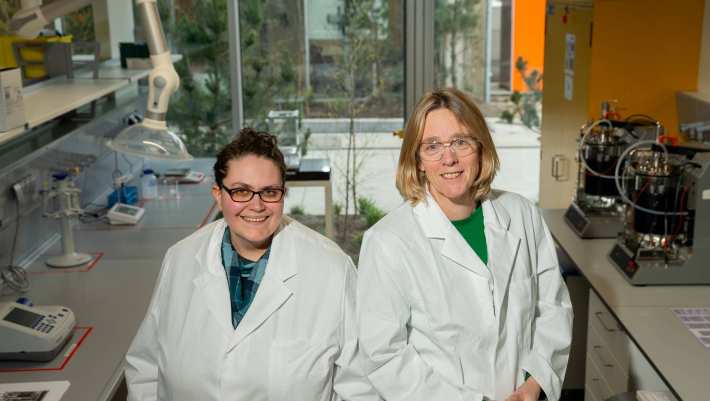 Anne Selten en Richele Wind in het nieuwe HAN BioCentre-lab in Connectr Arnhem