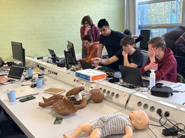 Sfeerbeeld van de hackathon voor het Utrechts UMC Wilhelmina Kinderziekenhuis als afsluiting van een semester  programmeren bij Embedded Systems Engineering tijdens de Event Week van HAN Engineering en Automotive