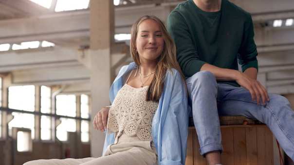 studenten in een oud industrieel complex