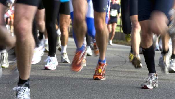 hardlopers tijdens de zevenheuvelenloop er is ingezoomd op hun voeten